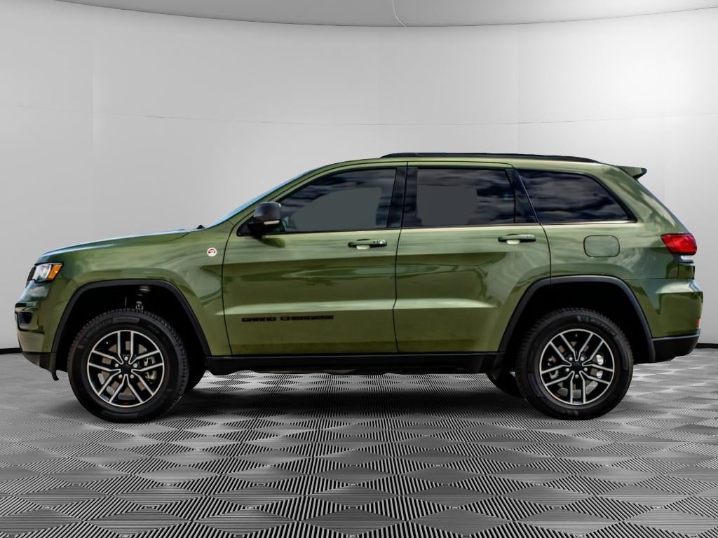 2021 Jeep Grand Cherokee — interior view
